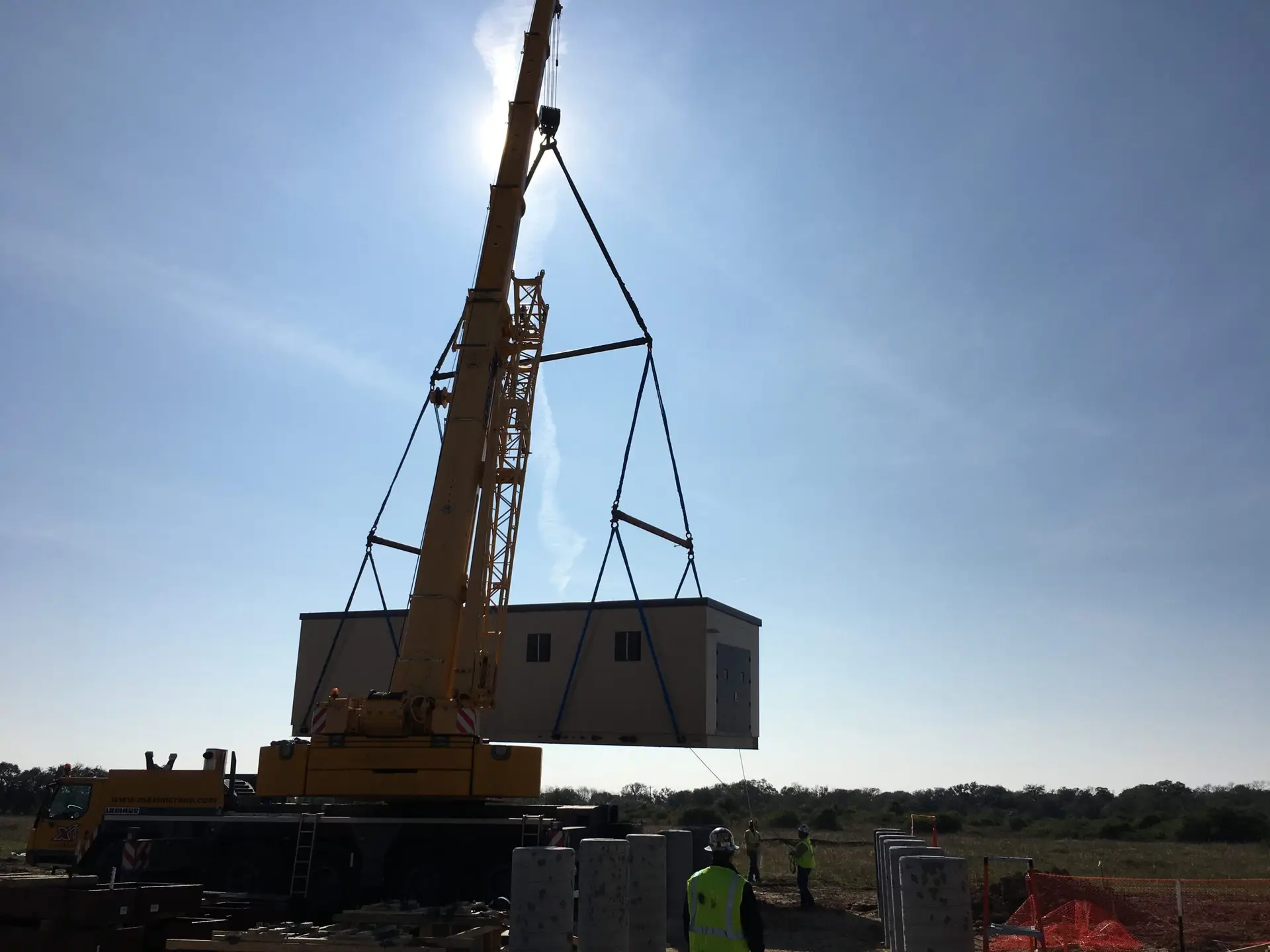 250-ton-crane-lifting-modular-building-construction